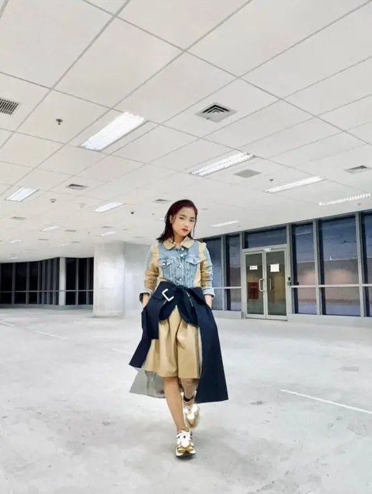 Pemeran Bukan Cinderella itu tampil sebagai muse membawakan koleksi dari desainer Rinda Salmun pada 26 Oktober 2022. @fuji_an.