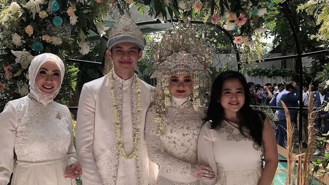 Gaya Seleb di Pernikahan Dinda Hauw dan Rey Mbayang