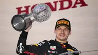 Pembalap Red Bull Max Verstappen merayakan kemenangannya dalam Formula 1 (F1) Jepang di Sirkuit Suzuka, Minggu, 9 Oktober 2022. Hasil itu memastikan Verstappen menjadi juara dunia sekaligus mempertahankan gelar yang diraihnya pada tahun lalu. (AP Photo/Eugene Hoshiko)
