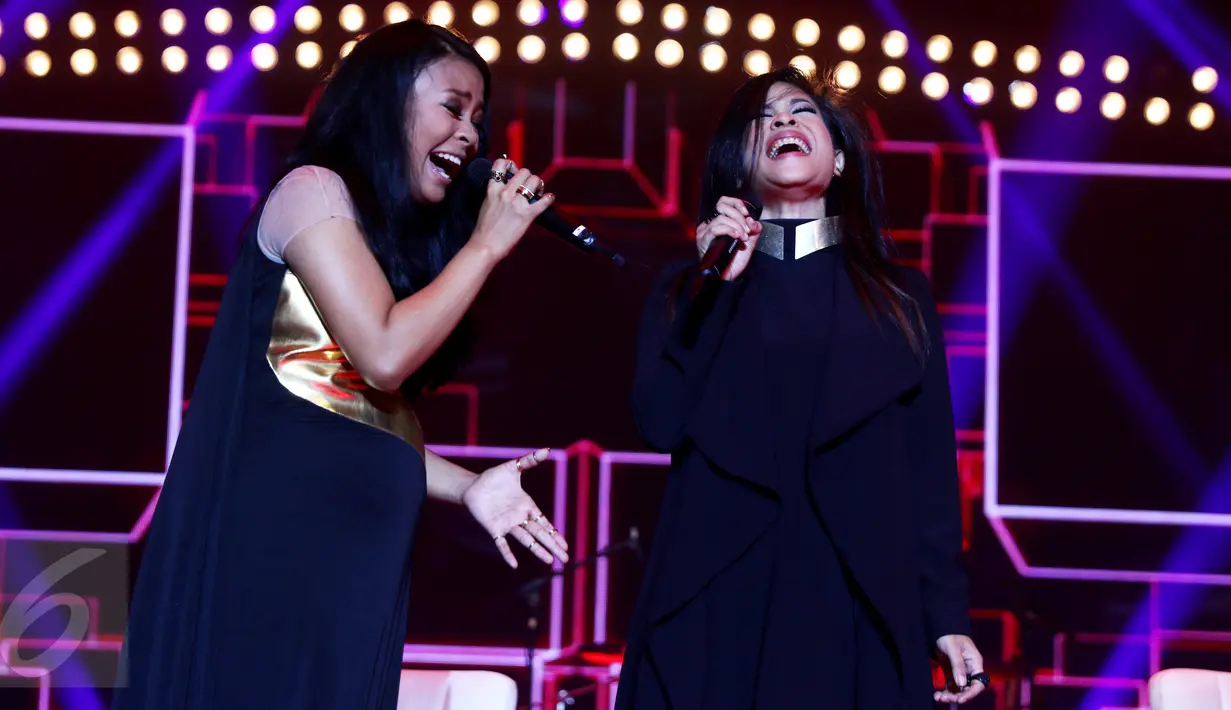 Tantri Kotak (kiri) dan Kikan saat beraksi di panggung 'The Farewell Medley' Infotainment Awards 2016, Jakarta, Jumat (22/1/2016). Menunggu masa cuti Tantri, Kotak akan membuat projek bertajuk Kikan X Kotak. (Liputan6.com/Gempur M Surya)