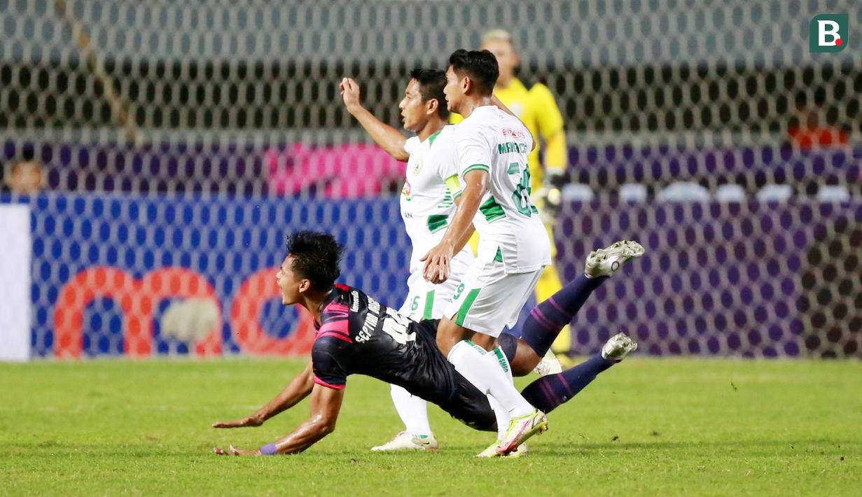 Pemain Rans Nusantara FC, Septian Bagaskara, terjatuh saat berusaha melewati adangan pemain PSS Sleman pada laga BRI Liga 1 di Stadion Pakansari, Bogor, Jumat (29/7/2022). (Bola.com/M Iqbal Ichsan)
