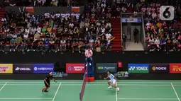 Vincent Rompies (kanan) melawan Valentino Simanjuntak (kiri) pada acara Vindes Sport bertajuk Tepok Bulu 2022 di Mahaka Square, Jakarta, Minggu (3/7/2022). Vincent Rompies mengalahkan Valentino Simanjuntak dengan skor 21-12 dan 22-20. (Liputan6.com/Herman Zakharia)