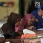 Warga menerima Kartu Lansia Jakarta (KLJ) saat pendistribusian di Jakarta Islamic Center, Koja, Rabu (24/4). Penerima KLJ mendapatkan Rp 600.000 per bulan sebagai bentuk pemberian bantuan sosial untuk pemenuhan kebutuhan dasar bagi lanjut usia. (merdeka.com/Iqbal S. Nugroho)