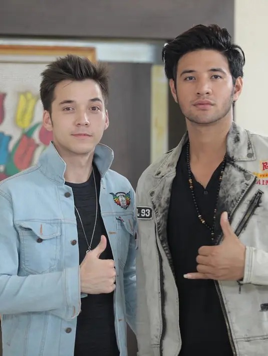Kali ini Stefan William dan Ammar Zoni tampil kompak mengenakan jaket denim di judul sinetron yang sama. Penampilan keren keduanya pun berhasil bikin kaum hawa terpana melihatnya.(Liputan6.com/IG/@stefannwilliam)
