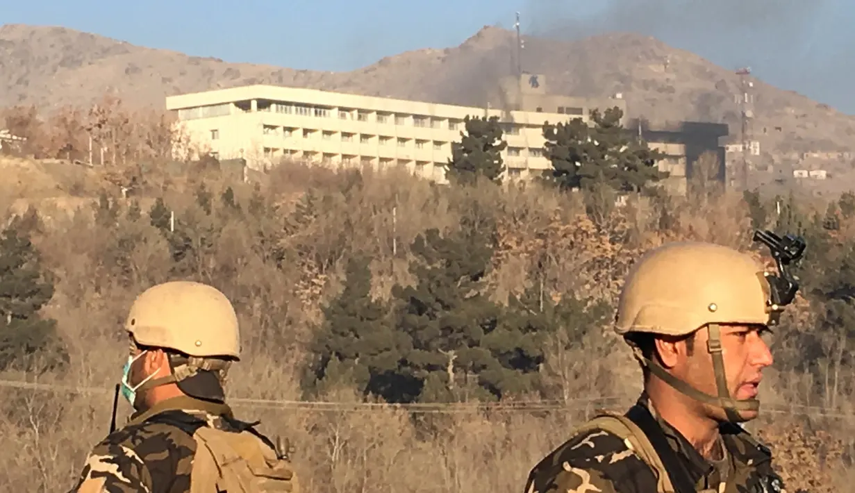 Asap masih membumbung dari Hotel Intercontinental setelah kelompok bersenjata melakukan penyerangan di Kabul, Afghanistan, Minggu, (21/1). (AP Photo/Rahmat Gul)