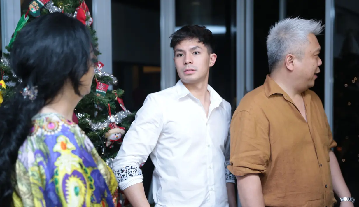 Kisah asmara Fero Walandouw dan Mikha Tambayong baru saja berakhir. Kabar itu diungkapkan oleh Fero bertepatan Hari Natal. Fero juga membantah bahwa kisah cintanya hanya setingan. (Adrian Putra/Bintang.com)