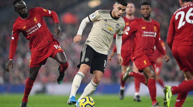 Gelandang Manchester United (MU), Andreas Pereira, saat melawan Liverpool (PAUL ELLIS / AFP)