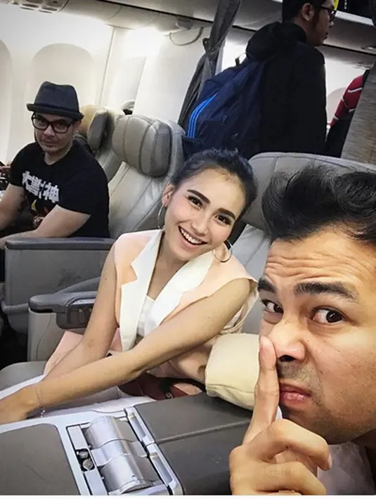 "Tp bener kayaknyaa.. Coba mak perhatikan bahasa tubuh mpok gue.. Dia mabok ngak menurut elu @kiopryo !! Ini gue zom beberapa kali emang kayak mabok sih..." tulis itsrendy22. "@martha_friska setujuuuuuu..Itu mabuk," tulis riyadisfamily. (raffinagita1717)