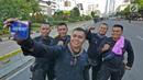 Sejumlah Korps Brimob berswafoto disela penjagaan mereka di kawasan MH Thamrin, Jakarta, Jumat (24/5/2019). Usai kerusuhan 22 Mei 2019, penjagaan di kawasan jalan MH Thamrin sampai Jumat, 24 Mei 2019 masih terus dilakukan oleh aparat kepolisian. (Liputan6.com/Herman Zakharia)