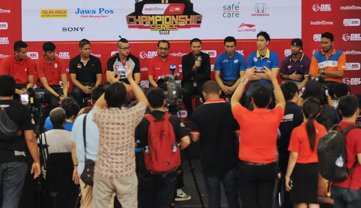 IndiHome National Basketball League (NBL) Championship Series 2015 siap digelar. Tampak, Commissioner NBL Indonesia, Azrul Ananda (keenam kiri) saat jumpa pers di Jakarta, Jumat (1/5/2015). (Liputan6.com/Helmi Fithriansyah)
