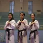 Dari kiri: Defia Rosmaniar, Mutiara Habiba dan Ruhil. Ketiganya merupakan atlet poomsae taekwondo Indonesia di SEA Games 2017. (Liputan6.com/Gempur M Surya)