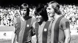 Johan Cruyff (kiri) berpose bersama Hugo Sotil (tengah) dan Johan Neeskens sebelum pertandingan Barcelona di Stadion Camo Nou, Barcelona, 1 Agustus 1974. (AFP)