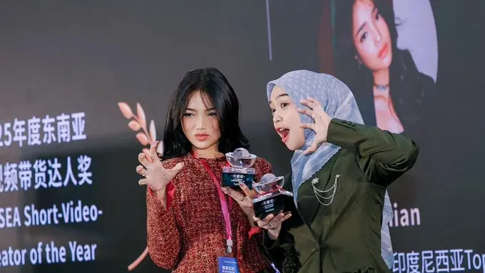 Adu Gaya Formal Fuji Utami dan Ria Ricis Jadi Pembicara di China, Padukan Setelan Blazer dan Rok