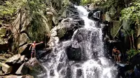 Para wisatawan yang sedang asik menikmati air terjun AiMitat (Liputan6.com/ Dionisius Wilibardus)