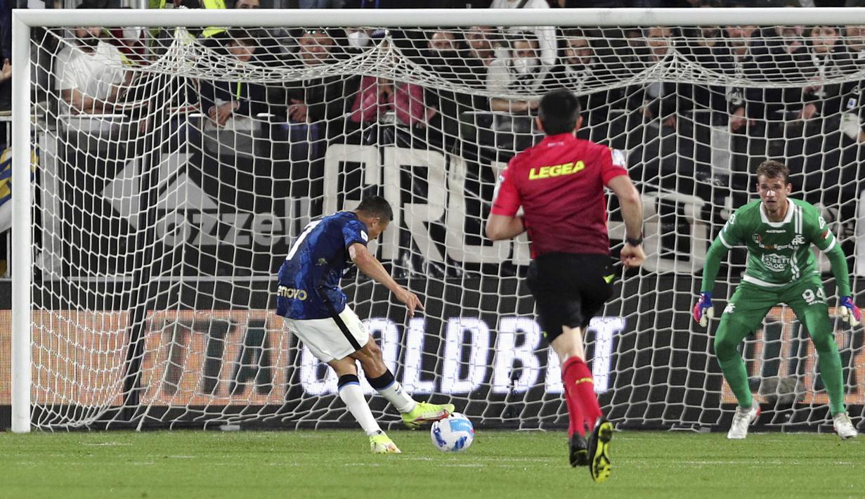 Pemain Inter Milan Alexis Sanchez (tengah) mencetak gol ke gawang Spezia pada pertandingan Serie A di Stadion Alberto Picco, Spezia, Italia, 15 April 2022. Inter Milan menang 3-1. (Tano Pecoraro/LaPresse via AP)