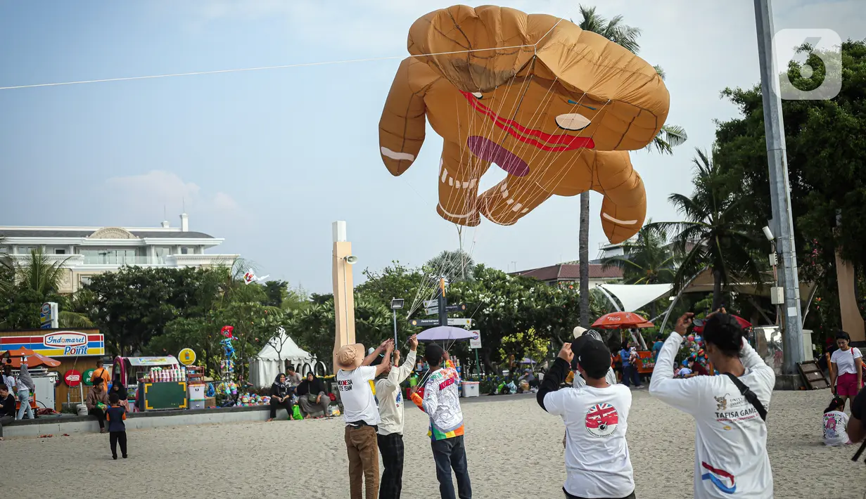 Festival ini memamerkan beragam bentuk layang-layang yang unik. (Liputan6.com/Faizal Fanani)