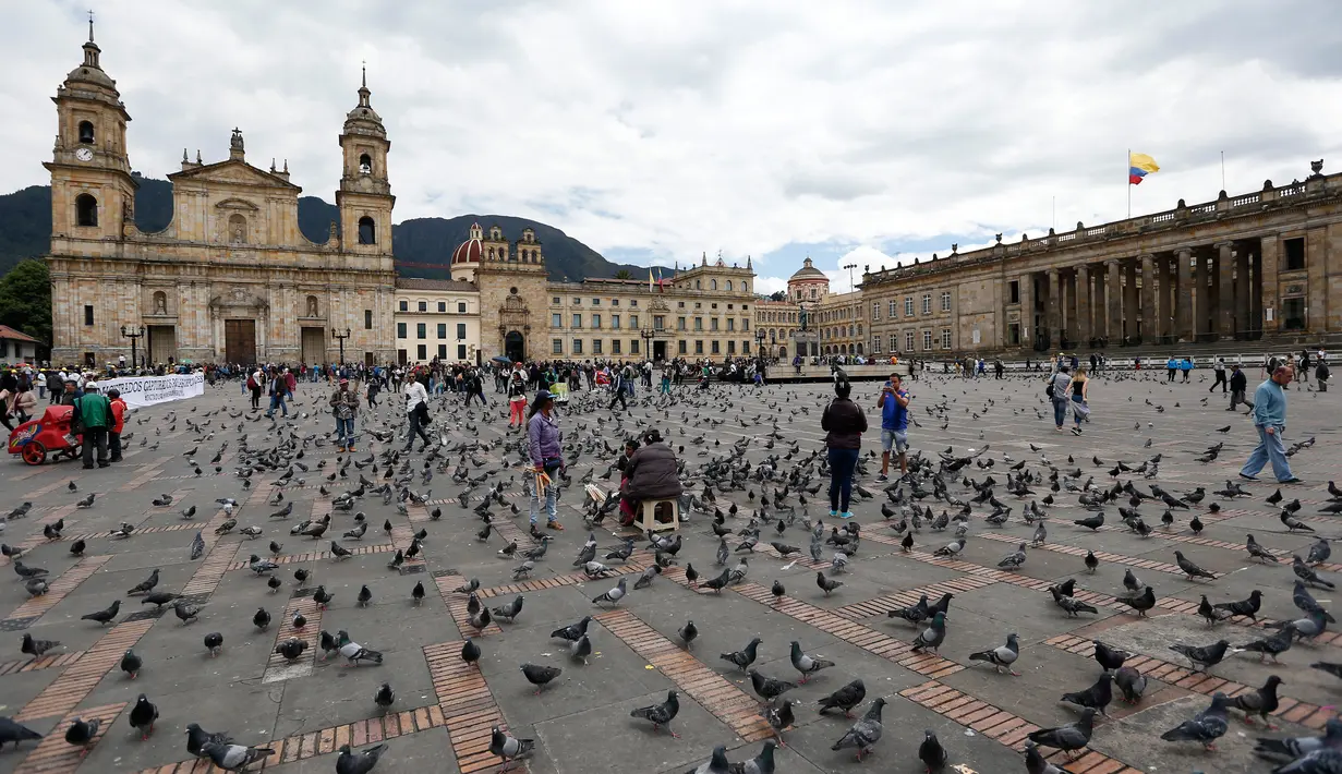 Kawanan burung merpati memenuhi Alun-Alun Bolivar di Bogota, Kolombia, 2 Oktober 2018. Pemerintah Bogota berusaha mengurangi jumlah populasi merpati melalui larangan bagi pengunjung untuk tidak memberi makan lagi burung-burung itu. (AP/Fernando Vergara)