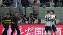 Seorang penyusup lapangan memeluk pemain Argentina, Lionel Messi pada laga persahabatan antara Argentina melawan Australia di Workers' Stadium, Beijing, Kamis (15/06/2023). (AP Photo/Mark Schiefelbein)