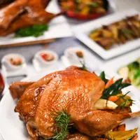 Berbagai menu klasik dan mewah disiapkan tim culinary Shangri-La untuk menemani musim perayaan kita