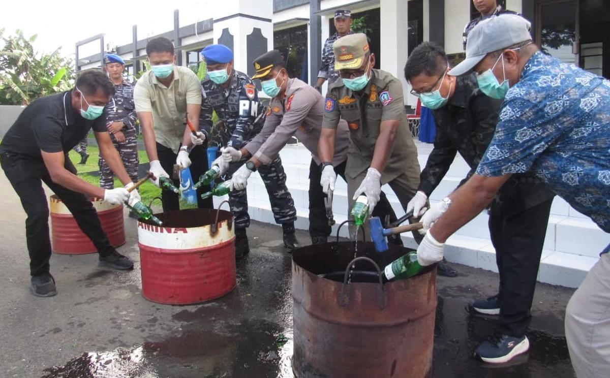 FOTO: TNI AL Musnahkan Miras Ilegal Hasil Operasi di Morotai