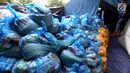 Paket beras dan mie instan untuk korban gempa dan tsunami Palu terlihat di kantor Dinas Sosial, Palu, Sulawesi Tengah, Minggu (7/10). Warga antre sejak pagi untuk mendapatkan bantuan yang disalurkan dari Dinsos. (Liputan6.com/Fery Pradolo)