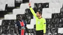 Gelandang Paris Saint-Germain, Idrissa Gueye menerima kartu merah dari wasit Felix Brych saat melawan Mancester City dalam laga leg pertama semifinal Liga Champions 2020/2021 di Parc des Princes Stadium, Paris, Rabu (28/4/2021). PSG kalah 1-2 dari Manchester City. (AFP/Anne-Christine Poujoulat)