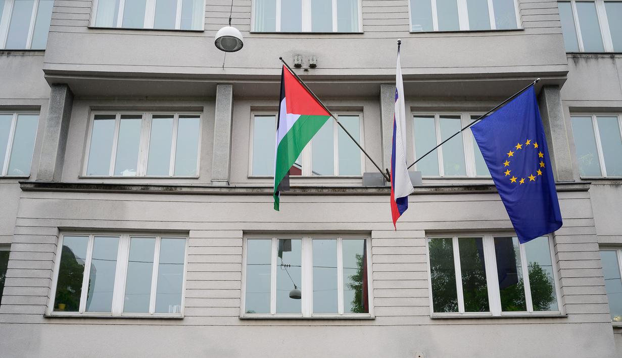 Foto yang diambil di Ljubljana pada 30 Mei 2024 ini menunjukkan bendera Palestina di samping bendera Slovenia dan Eropa di Gedung Pemerintah. (Jure Makovec / AFP)