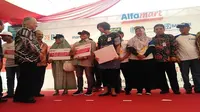 Menteri Perdagangan (Mendag), Enggartiasto Lukita menyaksikan penyerahan bantuan modal dari perbankan kepada warung kelontong di kantor pusat Alfamart, Cikokol, Tangerang, Sabtu (18/11/2017).(Liputan6.com/Fiki Ariyanti)