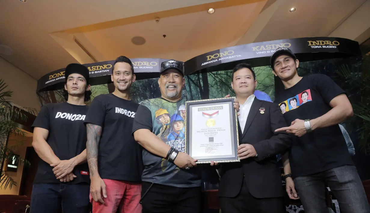 Setelah menutup gedung pencakar langit, bus Damri, kini muncul poster besar dalam pesawat terbang. Demi kelancaran menggelar promo, para pemeran dan Tim produksi menggunakan pesawat khusus dengan poster Warkop DKI Reborn. (Nurwahyunan/Bintang.com)