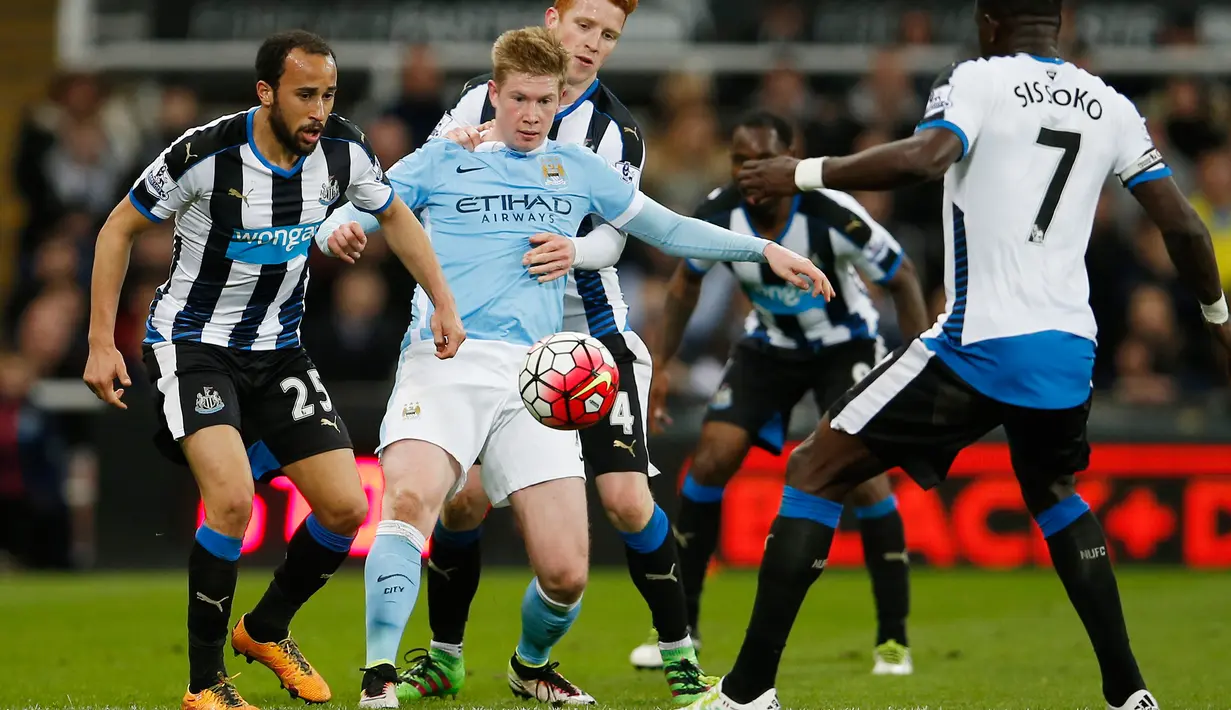 Gelandang Manchester City, Kevin De Bruyne (kedua kiri) berusaha mengontrol bola dari kawalan pemain Newcastle pada lanjutan liga Inggris di St James 'Park (20/4). Newcastle bermain imbang atas City dengan skor 1-1. (Reuters / Lee Smith)