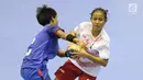 Pemain bola tangan putri Indonesia, Marselina (kanan) berebut bola dengan pemain Thailand pada babak penyisihan grup B Asian Games 2018 di Jakarta, Kamis (16/8). Indonesia kalah 16-34. (Liputan6.com/Helmi Fithriansyah)