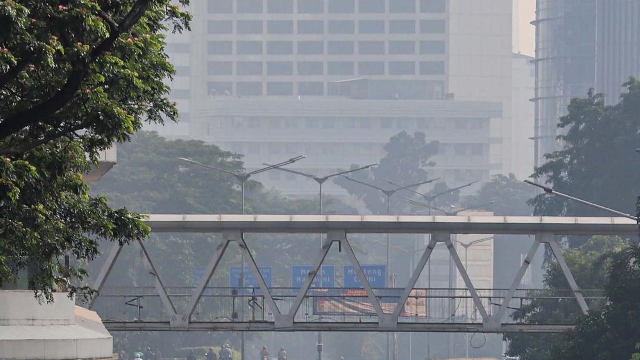 Hanya beberapa kendaraan bermotor saja yang terpantau kamera saat melalui jalan protokol Jakarta yang lengang ini. Foto: Liputan6.com / Angga Yuniar