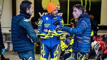 Momen Pedro Acosta (kanan) berbincang dengan Valentino Rossi (tengah). (X/VR46)