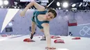 Atlet panjat tebing Australia Oceania Mackenzie saat kualifikasi kecepatan kompetisi panjat tebing putri Olimpiade Tokyo 2020 di Tokyo, Jepang, Rabu (4/8/2021). (AP Photo/Tsuyoshi Ueda/Pool Photo via AP)