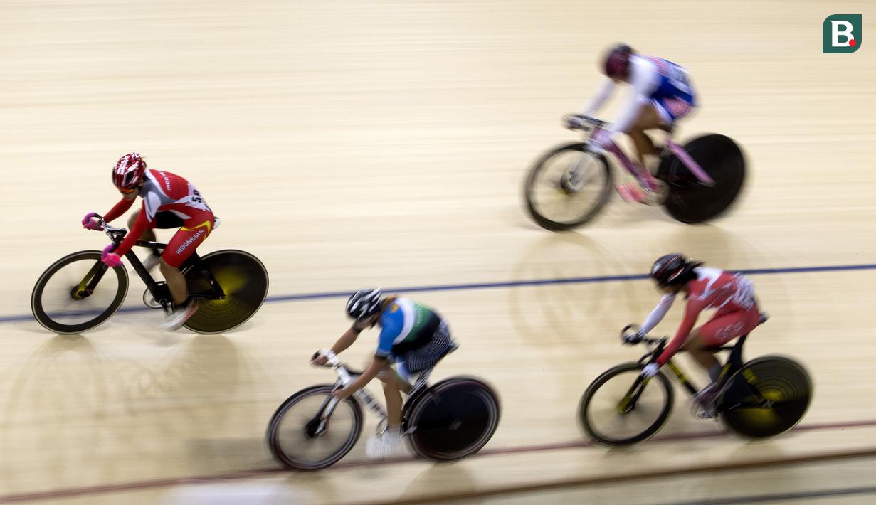 Delia Ayustina Priatna pebalap Indonesia bertarung di cabang balap sepeda trek nomor omnium putri pada Asian Games 2018 di Velodrome, Jakarta, Rabu (29/8/2018). (Bola.com/Peksi Cahyo)