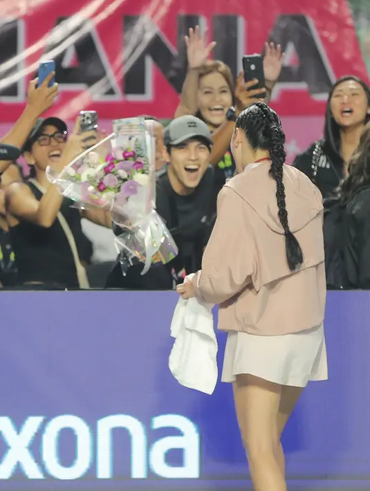 Momen tersebut kian meriah ketika Maxime Bouttier menghampiri Luna yang tampil dengan setelan pakaian tenisnya  ke pinggir lapangan.  [Foto: Fimela/Bambang E. Ros].