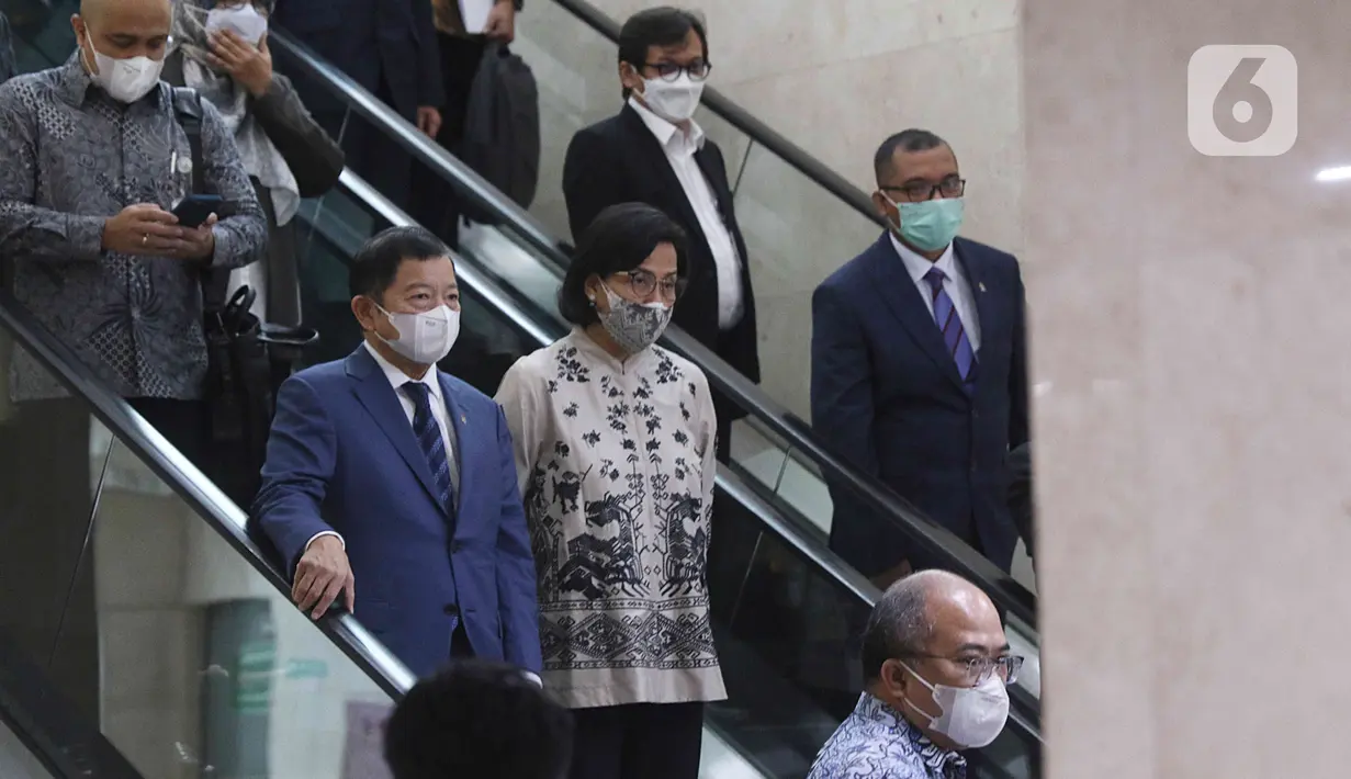 Menteri Keungan Sri Mulyani dan Menteri PPN/Kepala Bappenas Suharso Monoarfa seusai Rapat Paripurna ke-13 DPR RI di Kompleks Parlemen, Jakarta, Selasa (18/1/2022). Dalam rapat itu DPR mengesahkan RUU Ibu Kota Negara (IKN) menjadi Undang-Undang. (Liputan6.com/Angga Yuniar)