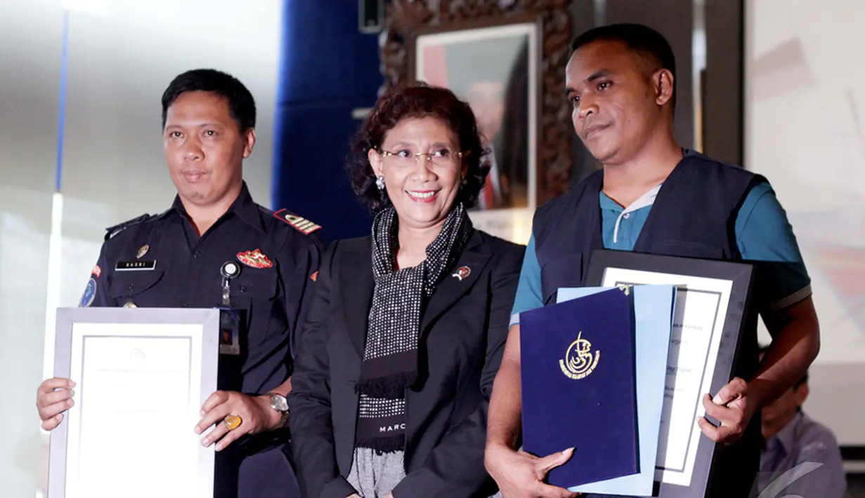 Menteri Susi Pudjiastuti saat memberikan penghargaan saat menghadiri Refleksi Tahun 2014 dan Outlook 2015 di Gedung Kementerian Kelautan dan Perikanan, Jakarta, Senin (5/1/2015). (Liputan6.com/Faizal Fanani)