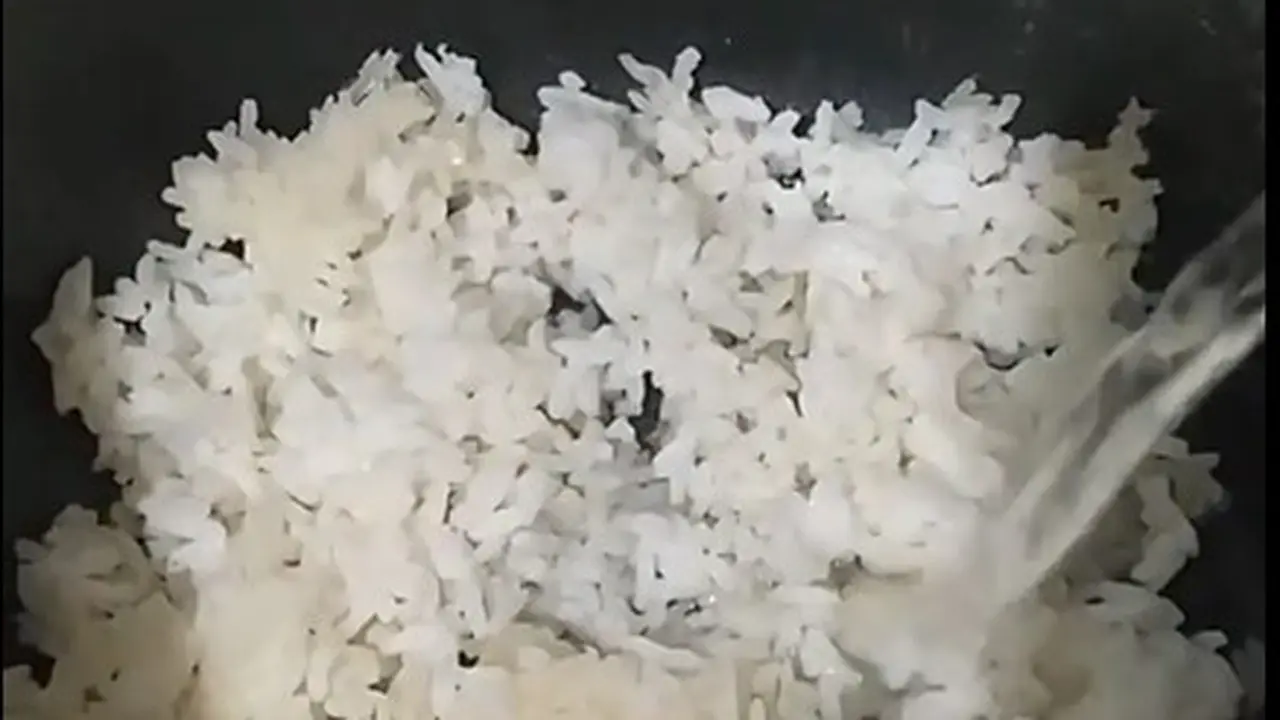 Cara Bikin Nasi Kering Sisa di Rice Cooker Jadi Pulen dan Enak Dimakan