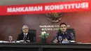 Kepala Biro Humas dan Protokol MK Rubiyo (kiri) dan Jubir MK Fajar Laksono (kanan) menjelaskan angket KPK di Gedung MK, Jakarta, Kamis (15/2). MK menyatakan, KPK lembaga negara yang bukan termasuk ranah kekuasaan kehakiman. (Liputan6.com/Angga Yuniar)
