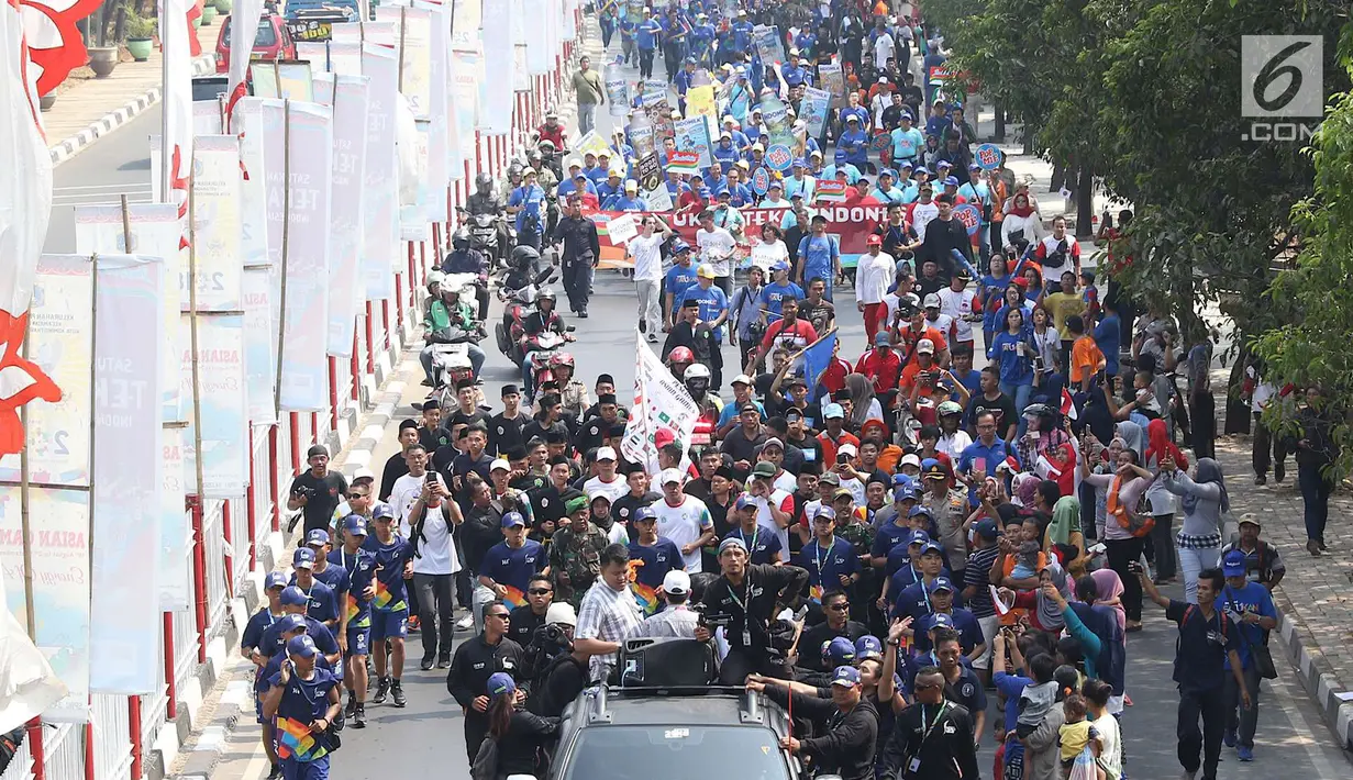 Suasana acara Torch Relay Asian Games 2018 di kawasan TMII, Jakarta Timur, Rabu (15/8).  Sementara pada Kamis (16/8), obor akan mengelilingi wilayah Jakpus, Jakbar dan Jakarta Utara. (Liputan6.com/Immanuel Antonius)