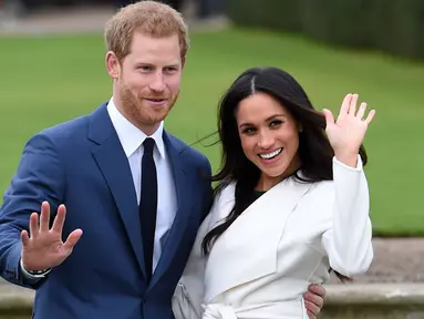 Pangeran Harry dan aktris AS, Meghan Markle berpose untuk media saat mengumumkan pertunangan mereka di Kensington Palace, London, Senin (27/11). Pangeran Harry dan Meghan Markle akan menikah pada musim semi 2018 mendatang. (Eddie Mulholland/Pool via AP)