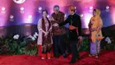 Perdana Menteri Singapura Lee Hsien Loong (kedua kiri) dan istrinya Ho Ching (kiri) disambut oleh Presiden Indonesia Joko Widodo atauv Jokowi (kedua kanan) dan Ibu Negara Iriana Widodo pada gala dinner KTT ke-43 ASEAN di Jakarta, Indonesia, Rabu (6/9/2023). (Mast IRHAM/POOL/AFP)