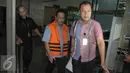 Sudi Wantoko keluar dari Gedung KPK usai menjalani pemeriksaan, Jakarta, Rabu (13/4/2016). Sudi  diperiksa sebagai tersangka kasus dugaan suap penghentian penanganan perkara korupsi PT Brantas Abipraya di Kejati DKI Jakarta (Liputan6.com/Helmi Afandi)