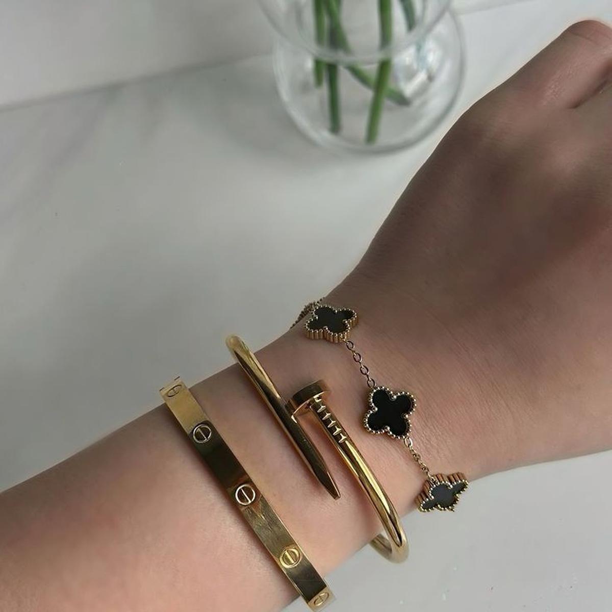 Gelang Betumpuk Menciptakan Kesan Dramatis dan Playful