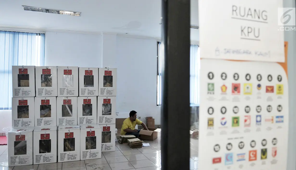 Petugas Penanganan Prasarana dan Sarana Umum (PPSU) membawa kotak suara Pemilu 2019 wilayah Kecamatan Pulogadung di Gedung KNPI, Jakarta, Kamis (18/4). Kecamatan Pulogadung memiliki tujuh kelurahan yang terdiri atas 803 TPS dan 3.212 kotak suara Pemilu 2019. (merdeka.com/Iqbal Nugroho)