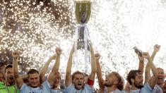 Kapten Lazio, Senad Lulic, mengangkat trofi Supercoppa Italiana 2017 usai berhasil mengalahkan Juventus di Stadion Olimpico, Minggu, (13/8/2017). Lazio menang 3-2 atas Juventus. (AP/Gregorio Borgia)