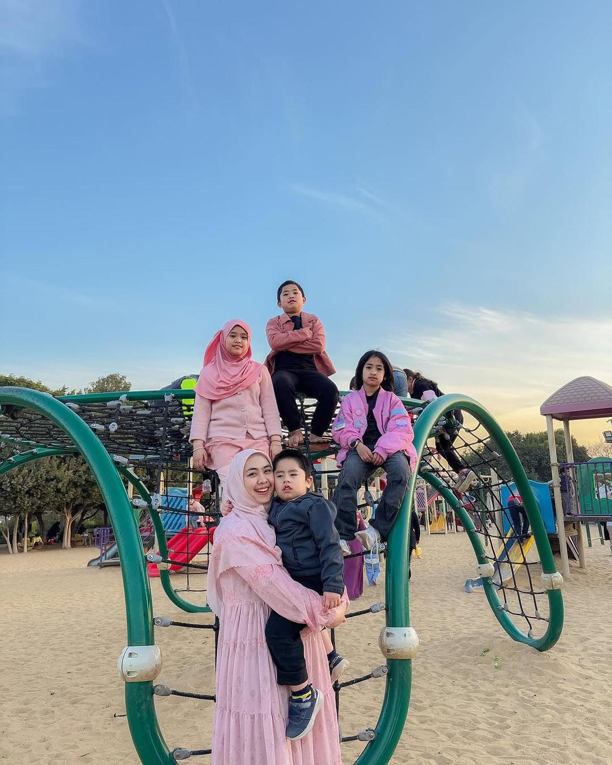 Potret Oki Setiana Dewi Ajak Anak-Anak Main di Taman Kota Kairo, Kompak Pakai Baju Pink
