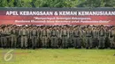 Anggota Banser NU berbaris jelang mengikuti Apel Kebangsaan di Perkemahan Ragunan, Jakarta, Selasa (18/4). Apel Kebangsaan dan Kemah Kemanusiaan ini diikuti ribuan anggota Banser NU dari berbagai daerah. (Liputan6.com/Helmi Fithriansyah)