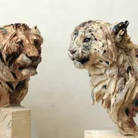 Pahatan hewan ini dibuat pakai gergaji, lho! Tapi hasilnya keren banget!